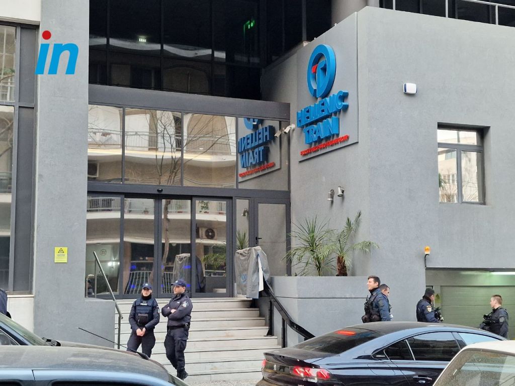 Καταδρομική επίθεση με πέτρες στα γραφεία της Hellenic Train