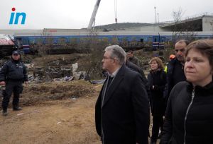 Στα Τέμπη ο Κουτσούμπας: «Οι ευθύνες πρέπει να αποδοθούν» – Μίλησε με πυροσβέστες και διασώστες