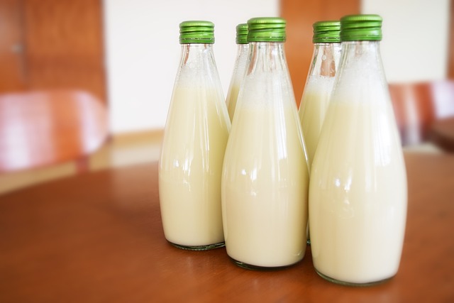 Σχολικά γεύματα: Τρίχες και σκουπίδια σε γάλα που προσφέρεται στους μαθητές των σχολείων