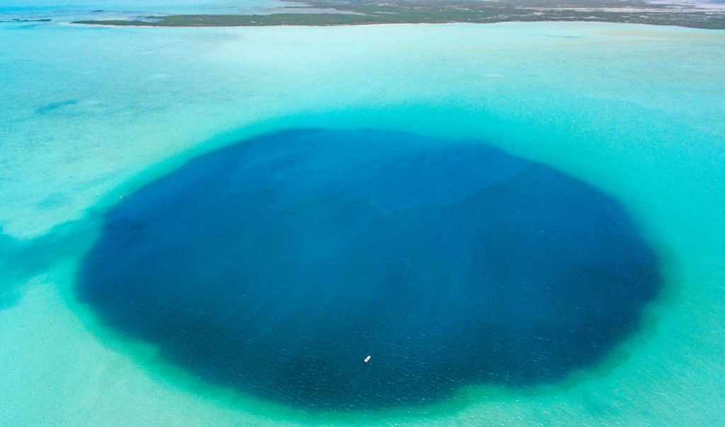 Καραϊβική: Η Mεγάλη Mπλε Tρύπα στο Μπελίζ που καθηλώνει τους ταξιδιώτες