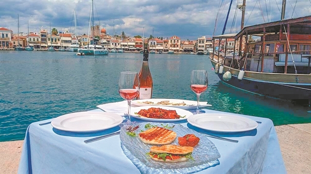 Μία χρυσαφένια κουκκίδα στον Αργοσαρωνικό…