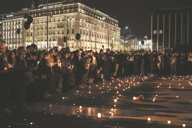 Πένθος, ευθύνες και οργή για τα Τέμπη