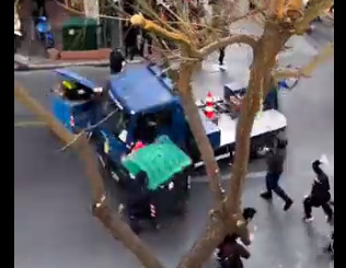Γερανός της αστυνομίας γκαζώνει και περνάει «ξυστά» από διαδηλωτές