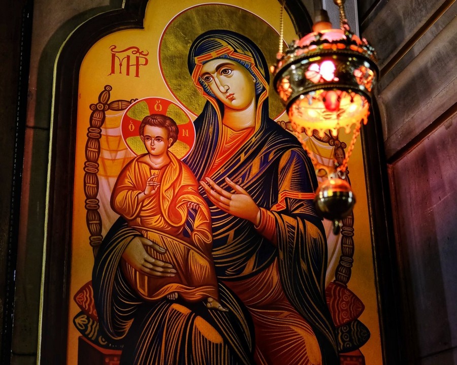 Ακάθιστος Υμνος: Γιατί οι πιστοί στέκονται όρθιοι στην ψαλμωδία του