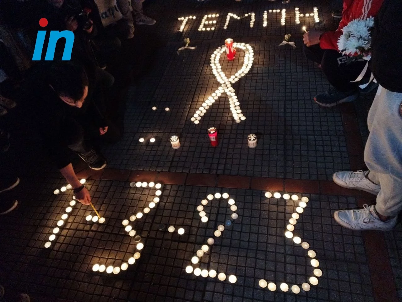 Εγραψαν τη λέξη Τέμπη με κεριά στην πλατεία ΟΣΕ στη Λάρισα