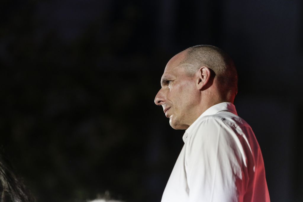Προπηλάκισαν τον Γιάνη Βαρουφάκη στα Εξάρχεια