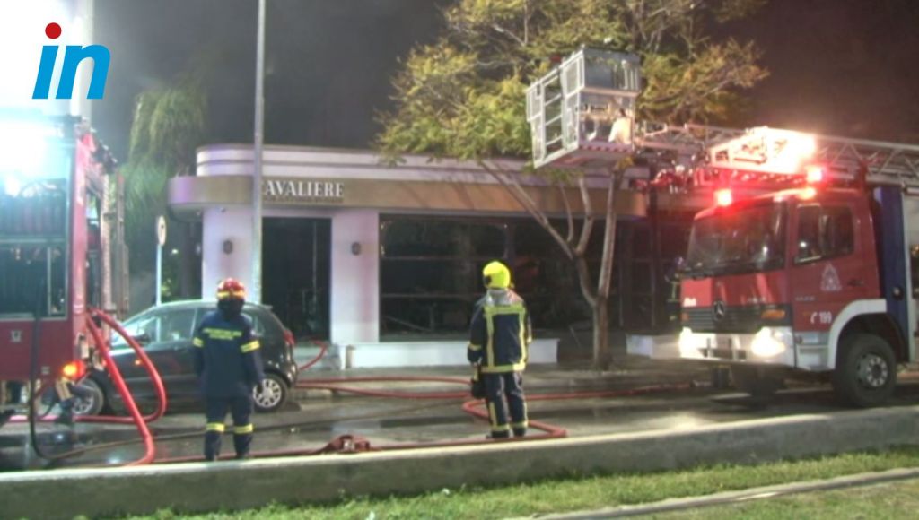 Φωτιά στη Νέα Σμύρνη: «Πέταξαν γκαζάκια μέσα στο εστιατόριο» λένε μάρτυρες – Βίντεο ντοκουμέντο
