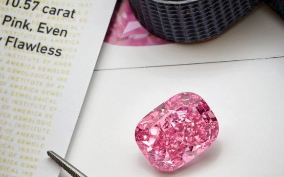 Σπάνιο ροζ διαμάντι βγαίνει σε δημοπρασία στις ΗΠΑ | tanea.gr