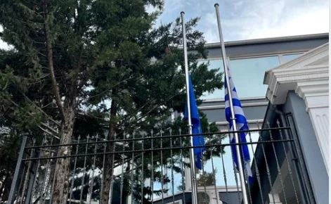 Τουρκία: Μεσίστια η ελληνική σημαία στην πρεσβεία της Ελλάδας για την τραγωδία στα Τέμπη