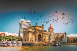 Από το Μουμπάι στην Αθηναϊκή Ριβιέρα και το φως των σμαραγδιών…