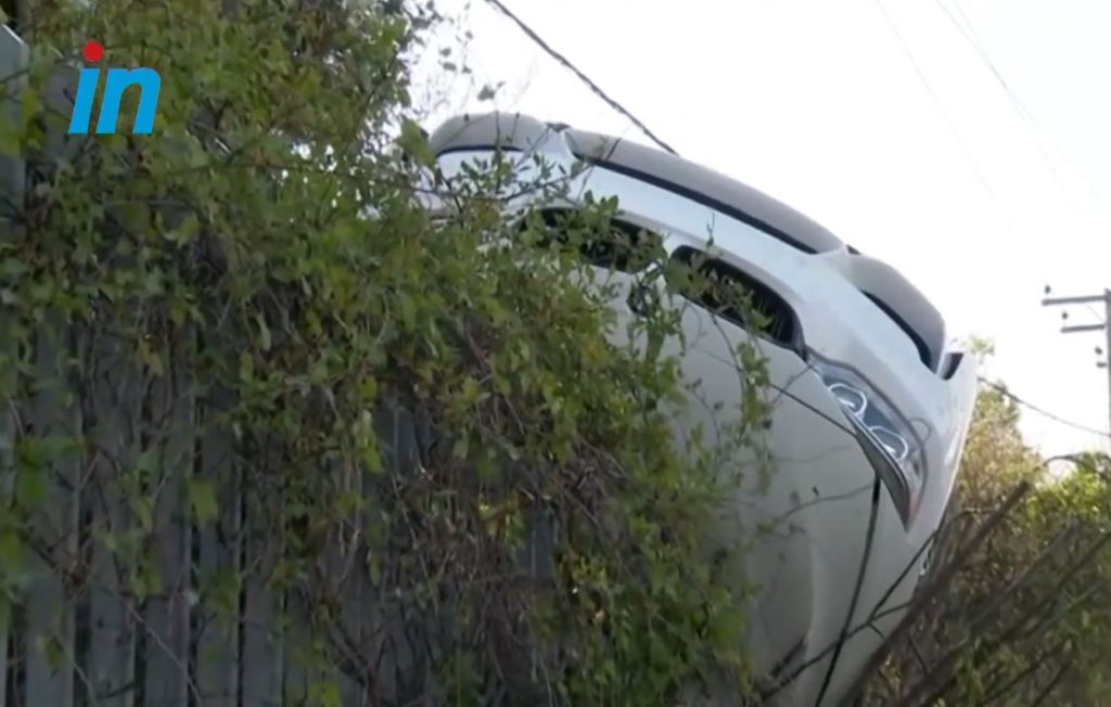 Θεσσαλονίκη: Αυτοκίνητο προσγειώθηκε σε φράχτη | tanea.gr