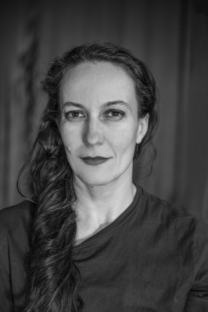 Η Χριστίνα Σουγιουλτζή χορεύει τις «Βάκχες» του Ευρυπίδη στο Θέατρο Ροές