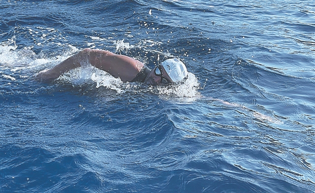 Από τη Σητεία στα Χανιά κολυμπώντας!