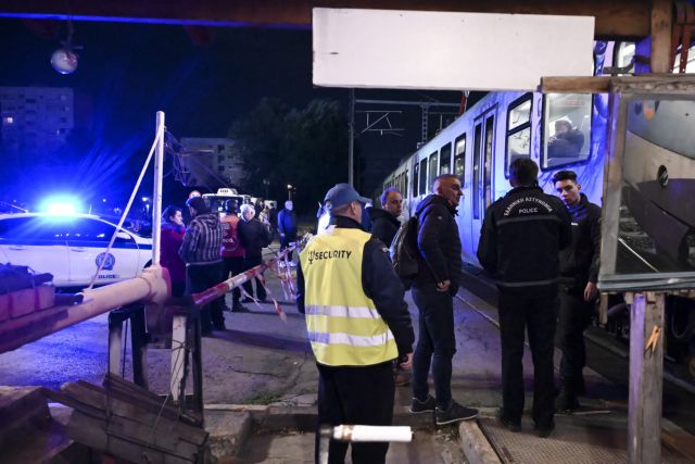 Σε κρίσιμη κατάσταση ο 17χρονος που παρασύρθηκε από τον Προαστιακό