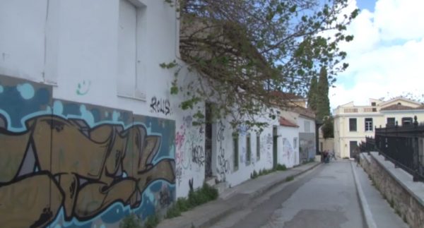 Ακρόπολη: Διέφυγε τον κίνδυνο ο 18χρονος που μαχαιρώθηκε από ανήλικο | tanea.gr