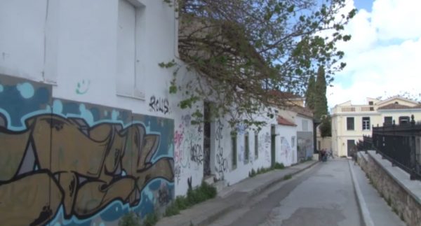 Ακρόπολη: Διέφυγε τον κίνδυνο ο 18χρονος που μαχαιρώθηκε από ανήλικο