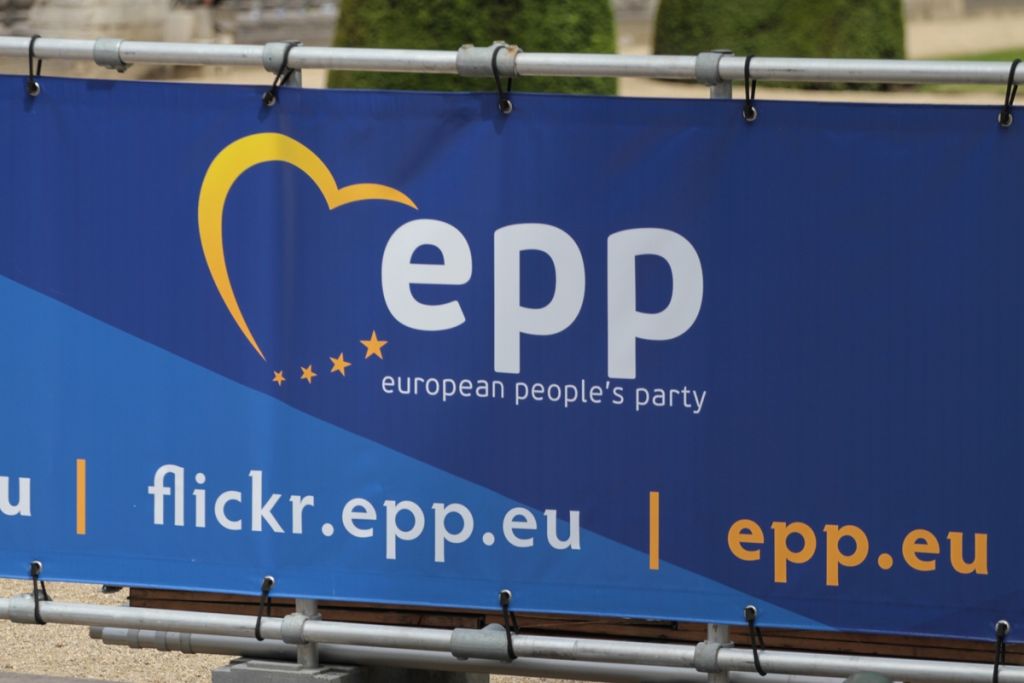 Ευρωπαϊκο Λαϊκό Κόμμα: Εφοδος της βελγικής αστυνομίας στα γραφεία του στις Βρυξέλλες