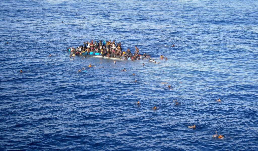 Ακυβέρνητο σκάφος με 400 μετανάστες μεταξύ Ελλάδας, Μάλτας και Ιταλίας