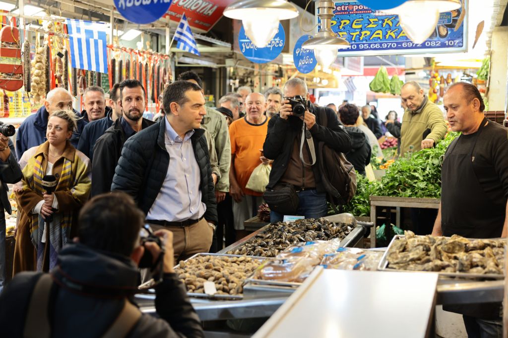 Τσίπρας από Καλλιθέα: «Το τελευταίο Πάσχα που το τραπέζι στο σπίτι θα είναι τόσο φτωχό»