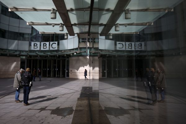 BBC: Παραιτήθηκε ο πρόεδρος Ρίτσαρντ Σαρπ μετά το σκάνδαλο για τον διορισμό του