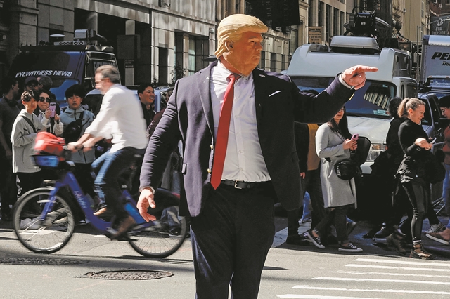 Το σόου του Τραμπ και η σιωπή του Μπάιντεν