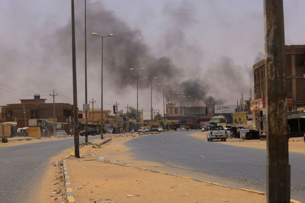 Εικόνες χάους στο Σουδάν: «Με παίρνει τηλέφωνο ο αδερφός μου και ακούω τις σφαίρες»