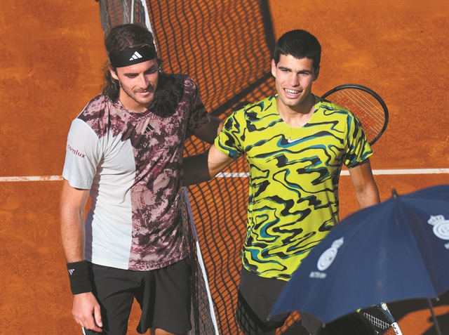 Κοιτάζει πολύ τους καθρέφτες