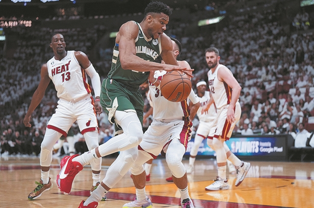 Συγκεντρωμένοι πριν απ’ το ραντεβού