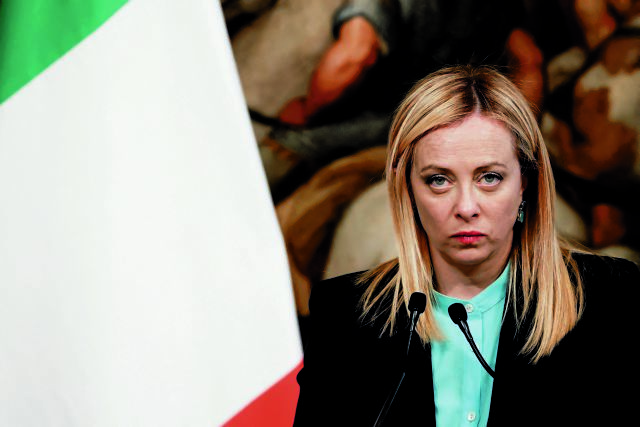 Η Λαμπεντούζα σπρώχνει ακόμη δεξιότερα την Τζόρτζια Μελόνι