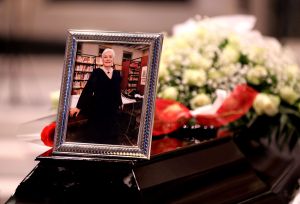 Κατερίνα Χέλμη: Το τελευταίο αντίο στην ηθοποιό – Οι καλλιτέχνες που έδωσαν το «παρών»