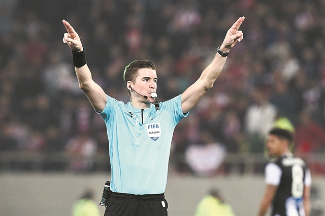 Πολύ λάδι σε μια μεγάλη φωτιά