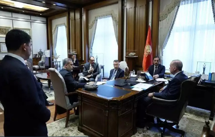 Στη δημοσιότητα φωτογραφίες του Ερντογάν να μιλά τηλεφωνικά με τον Πούτιν