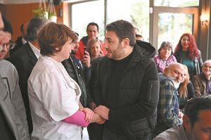 Ρίχνει δίχτυα στη ζώνη των αναποφάσιστων