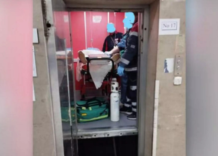 Διασωληνωμένος ασθενής εγκλωβίστηκε στο ασανσέρ του νοσοκομείου