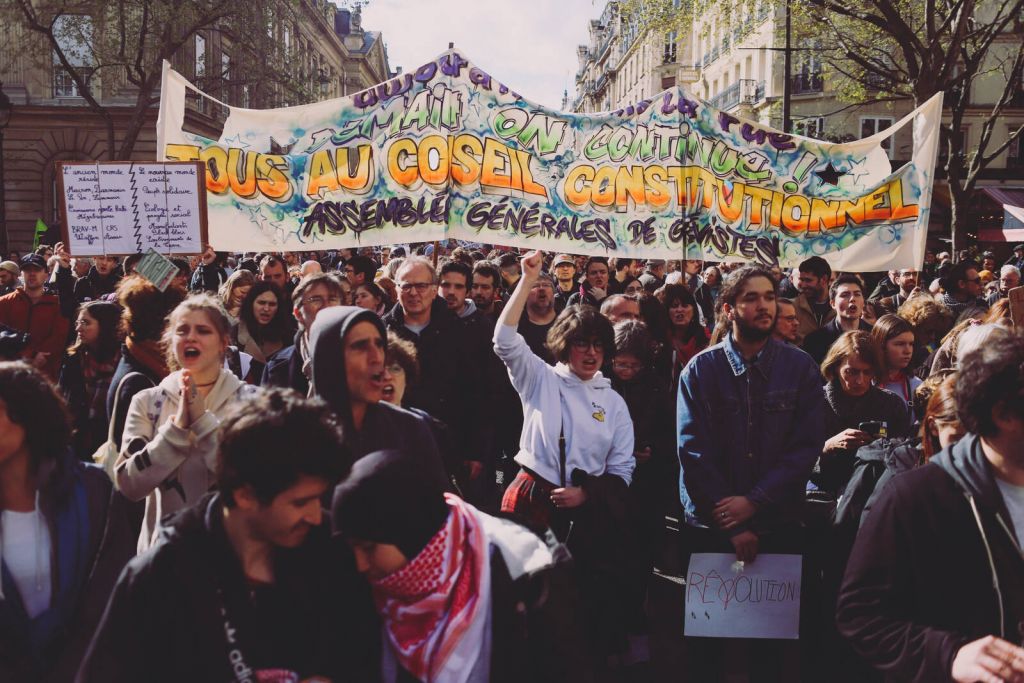 Μαζικές διαδηλώσεις στην Γαλλία – Επεισόδια, φωτιές και τραυματισμοί