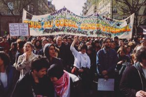 Μαζικές διαδηλώσεις στην Γαλλία – Επεισόδια, φωτιές και τραυματισμοί