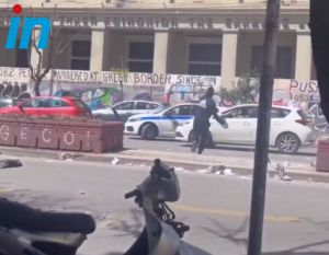 Επεισόδια έξω από ΑΣΟΕΕ: Η στιγμή που άρχισε η επίθεση στο περιπολικό