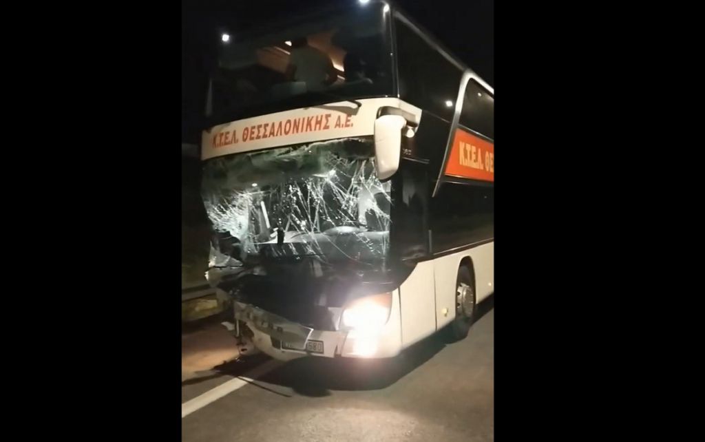 Τροχαίο στον Πλαταμώνα: Ένας νεκρός και έξι τραυματίες στην Εθνική – ΚΤΕΛ έπεσε πάνω σε ΙΧ στη ΛΕΑ