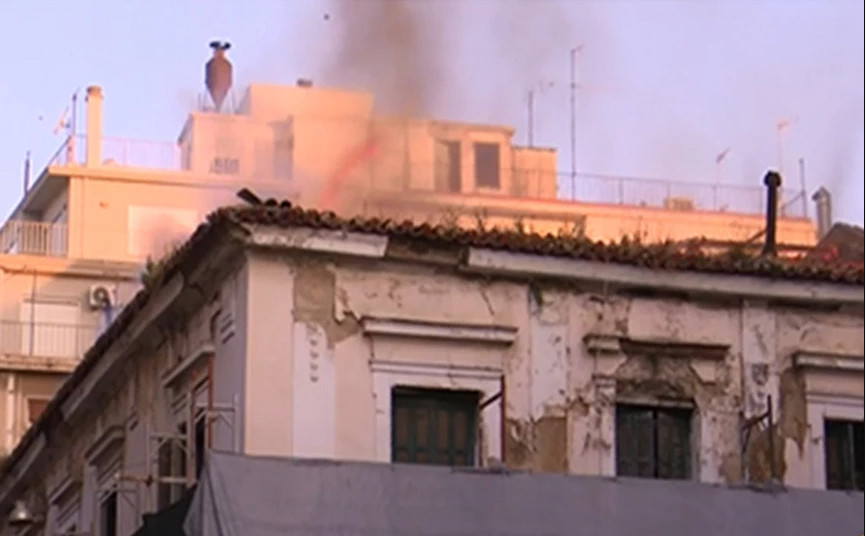 Φωτιά: Συναγερμός στην Πυροσβεστική – Καίγεται εγκαταλελειμμένο κτίριο στο κέντρο της Αθήνας