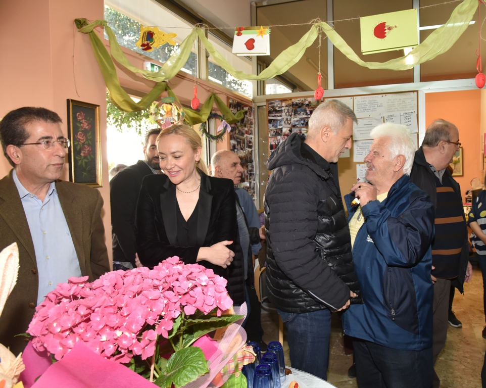 Ο δήμαρχος Πειραιά Γιάννης Μώραλης κοντά στα μέλη των Κέντρων Αγάπης και Αλληλεγγύης