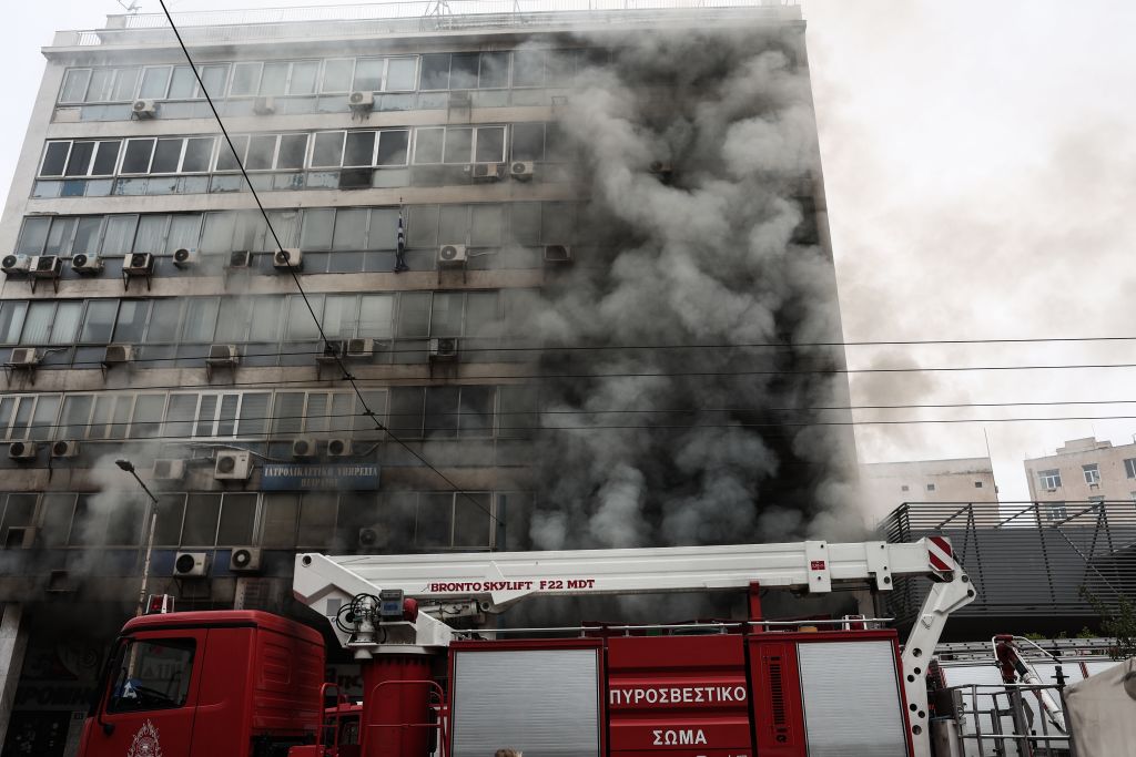 Φωτιά στον Πειραιά: Πυρκαγιά σε κατάστημα χρωμάτων σε επταώροφο κτίριο