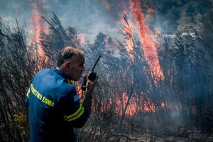 Καίει ακόμα η φωτιά στα Μέθανα – Ενίσχυσε τις δυνάμεις της η Πυροσβεστική