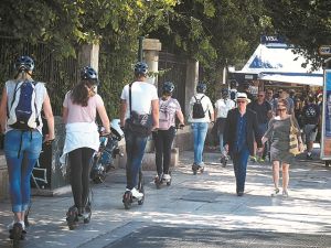 Ηλεκτρικά πατίνια: Οι «γκρίζες ζώνες» και οι κίνδυνοι για αναβάτες και πεζούς