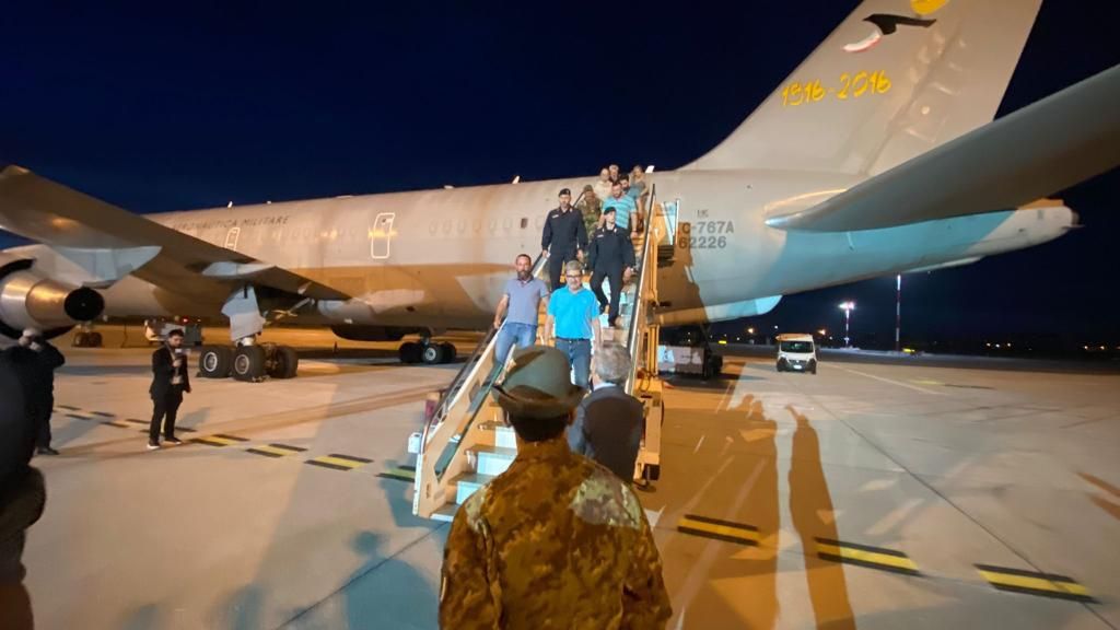 Έφτασε στη Ρώμη το πρώτο αεροσκάφος με Ιταλούς που εγκατέλειψαν το Σουδάν