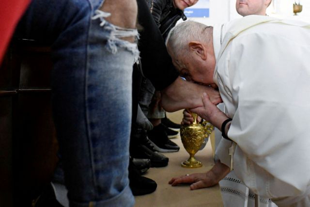 Πάπας Φραγκίσκος: Επλυνε τα πόδια 12 ανήλικων κρατουμένων