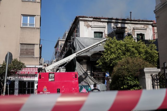 Φωτιά σε κτίριο στην Αιόλου: Κίνδυνος κατάρρευσης – Επεκτάθηκε σε γειτονικό κτίσμα