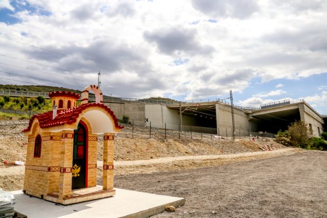 Εικονοστάσι στο σημείο της τραγωδίας στα Τέμπη – Σε βαρύ κλίμα το μνημόσυνο