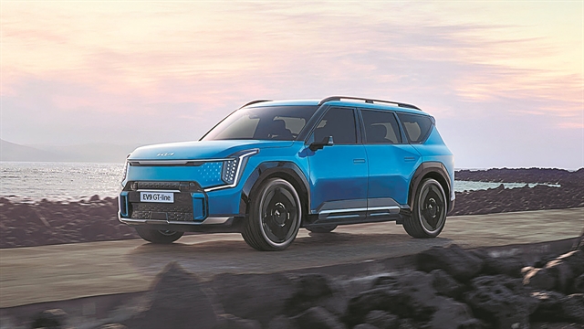 ΗΛΕΚΤΡΙΚΗ ΛΙΜΟΥΖΙΝΑ ΣΕ ΠΟΛΛΕΣ ΕΚΔΟΣΕΙΣ