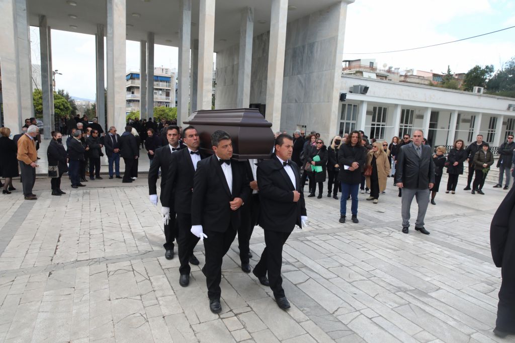 Ρένα Κουμιώτη: Αυτή την ώρα η κηδεία της τραγουδίστριας