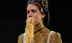 Η ομάδα Rms Mataroa χτυπάει «Καμπάνες τα μεσάνυχτα» στο Θέατρο Τέχνης Κάρολου Κουν